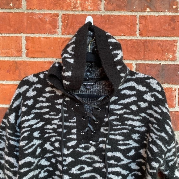 Rock & Republic Womens Large Gray Zebra Animal Printed Hooded Cropped Sweater - Picture 2 of 9